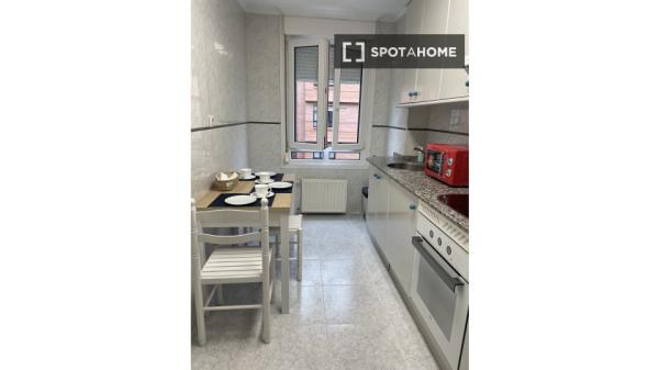 Apartamento de 2 dormitorios en alquiler en Oviedo, España