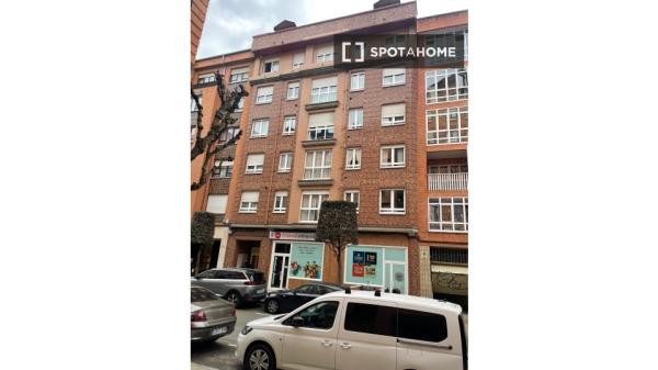 Apartamento de 2 dormitorios en alquiler en Oviedo, España