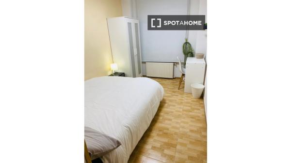 Zimmer in einer 5-Bett-WG in Entrevías, Madrid zu vermieten