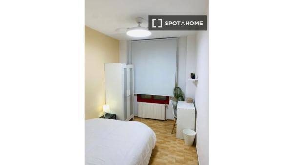 Zimmer in einer 5-Bett-WG in Entrevías, Madrid zu vermieten