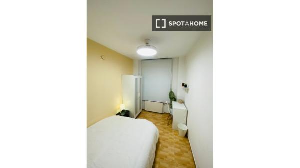 Zimmer in einer 5-Bett-WG in Entrevías, Madrid zu vermieten