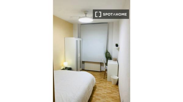 Zimmer in einer 5-Bett-WG in Entrevías, Madrid zu vermieten