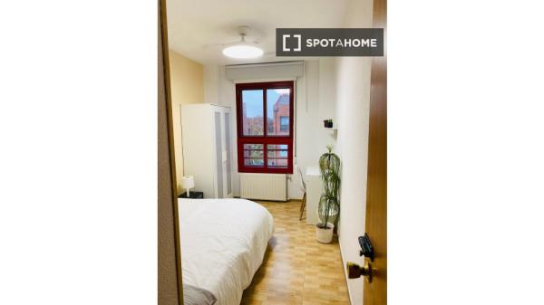 Zimmer in einer 5-Bett-WG in Entrevías, Madrid zu vermieten