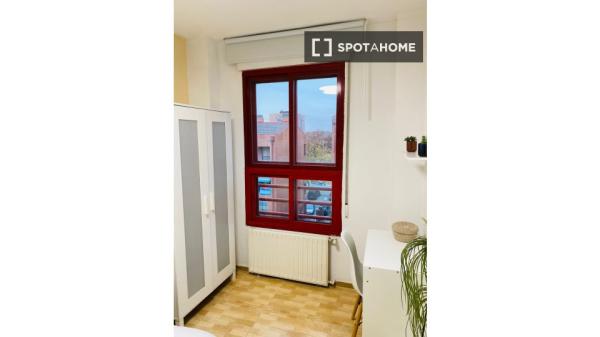 Zimmer in einer 5-Bett-WG in Entrevías, Madrid zu vermieten