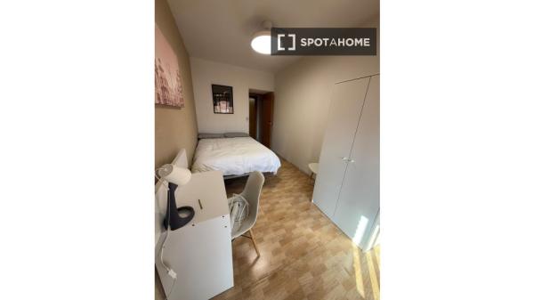 Room in shared 5-bed for rent in Entrevías, Madrid