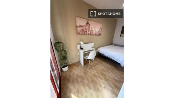 Room in shared 5-bed for rent in Entrevías, Madrid