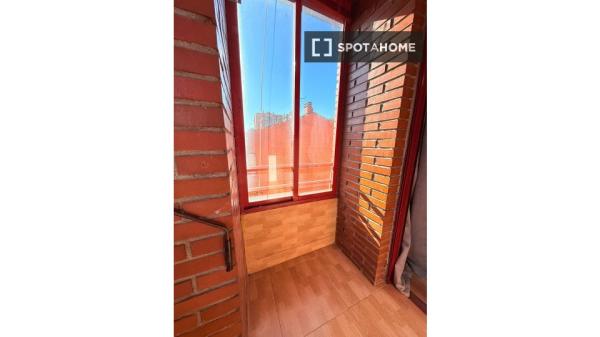 Room in shared 5-bed for rent in Entrevías, Madrid