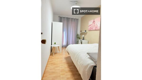 Room in shared 5-bed for rent in Entrevías, Madrid