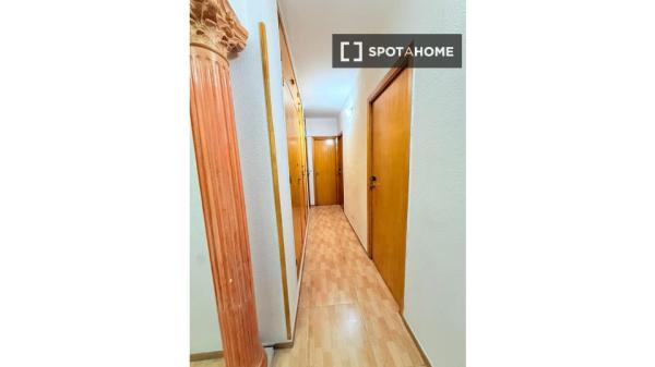 Room in shared 5-bed for rent in Entrevías, Madrid
