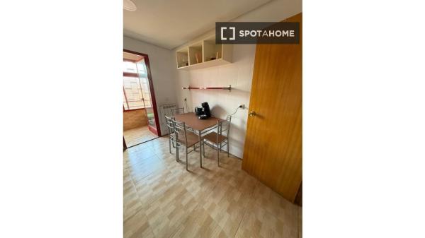 Zimmer in einer 5-Bett-WG in Entrevías, Madrid zu vermieten