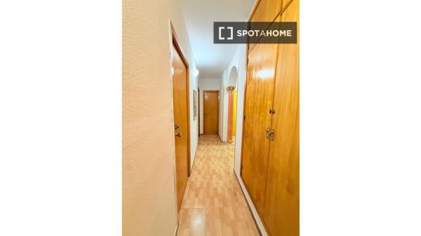 Zimmer in einer 5-Bett-WG in Entrevías, Madrid zu vermieten