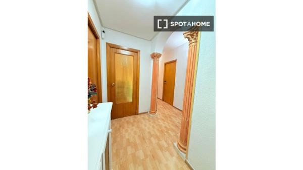 Zimmer in einer 5-Bett-WG in Entrevías, Madrid zu vermieten