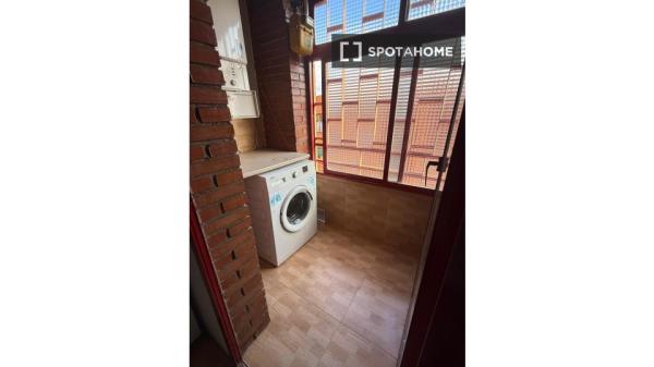 Zimmer in einer 5-Bett-WG in Entrevías, Madrid zu vermieten