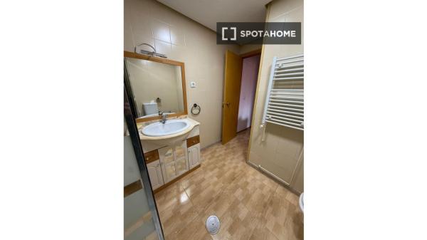 Zimmer in einer 5-Bett-WG in Entrevías, Madrid zu vermieten