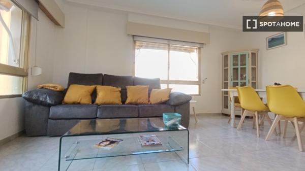 Piso de 3 habitaciones en alquiler en El Campello, Alicante
