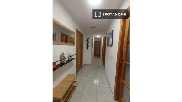 Piso de 3 habitaciones en alquiler en El Campello, Alicante