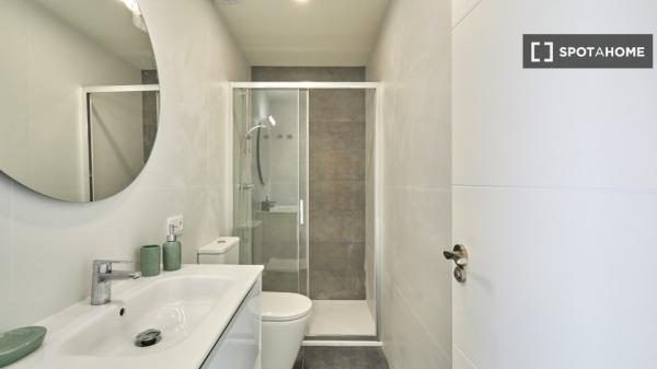 Piso de 2 habitaciones en alquiler en El Raval, Barcelona.