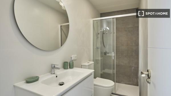 Piso de 2 habitaciones en alquiler en El Raval, Barcelona.