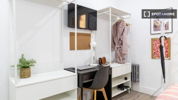 Room in a shared apartment for rent in Universidad, Madrid