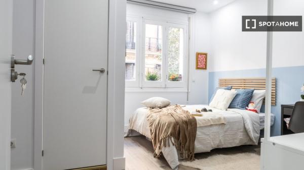 Room in a shared apartment for rent in Universidad, Madrid