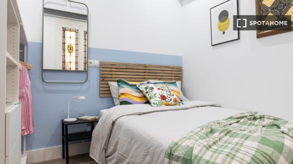 Room in a shared apartment for rent in Universidad, Madrid