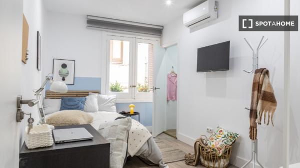 Room in a shared apartment for rent in Universidad, Madrid