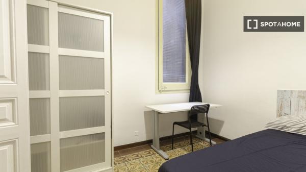 Pokój w 10-pokojowym mieszkaniu w Diagonal Mar w Barcelonie