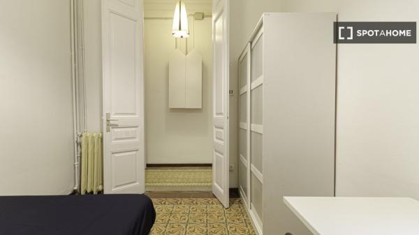 Pokój w 10-pokojowym mieszkaniu w Diagonal Mar w Barcelonie