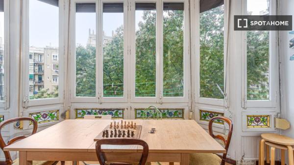 Pokój w 10-pokojowym mieszkaniu w Diagonal Mar w Barcelonie