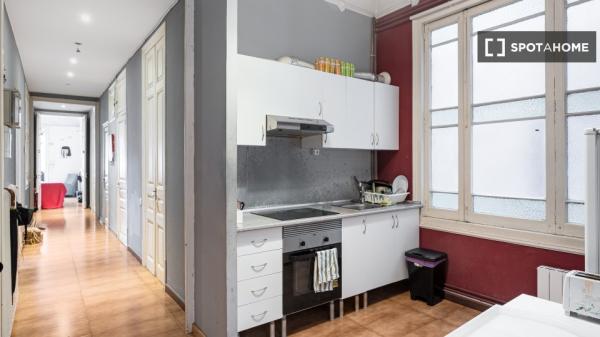 Pokój w 10-pokojowym mieszkaniu w Diagonal Mar w Barcelonie