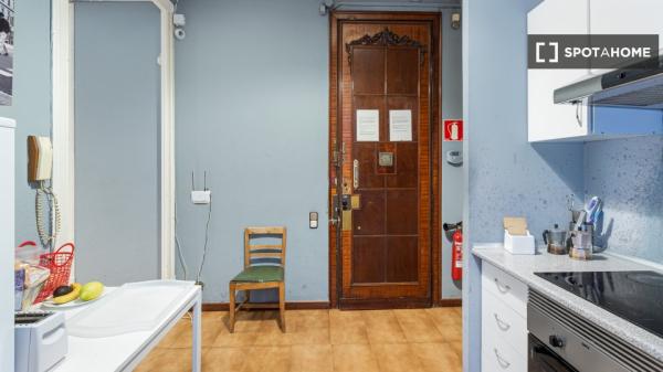 Pokój w 10-pokojowym mieszkaniu w Diagonal Mar w Barcelonie