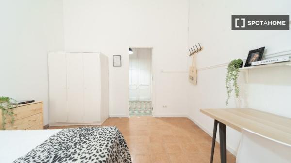 Habitación en piso compartido de 14 habitaciones, El Raval, Barcelona