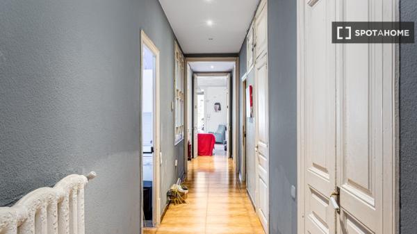 Pokój w 10-pokojowym mieszkaniu w Diagonal Mar w Barcelonie