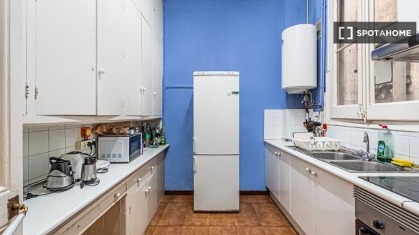 Pokój w 10-pokojowym mieszkaniu w Diagonal Mar w Barcelonie