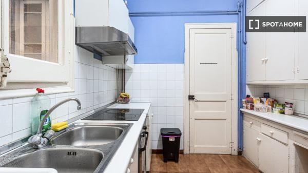 Pokój w 10-pokojowym mieszkaniu w Diagonal Mar w Barcelonie