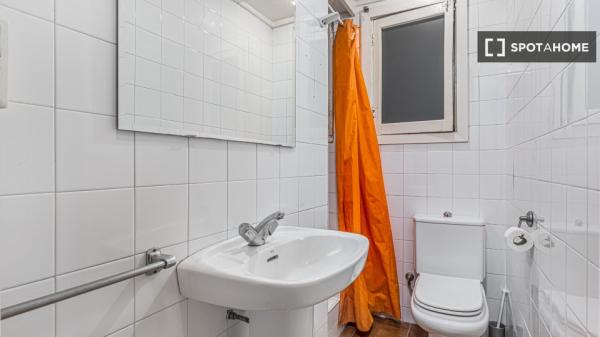 Pokój w 10-pokojowym mieszkaniu w Diagonal Mar w Barcelonie