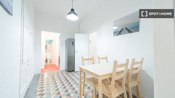 Habitación en piso compartido de 14 habitaciones, El Raval, Barcelona