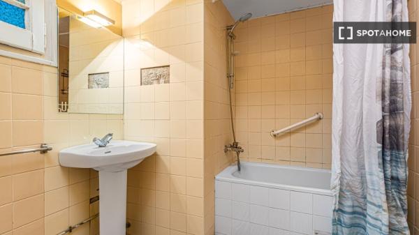 Pokój w 10-pokojowym mieszkaniu w Diagonal Mar w Barcelonie