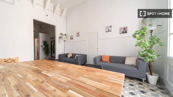 Habitación en piso compartido de 14 habitaciones, El Raval, Barcelona