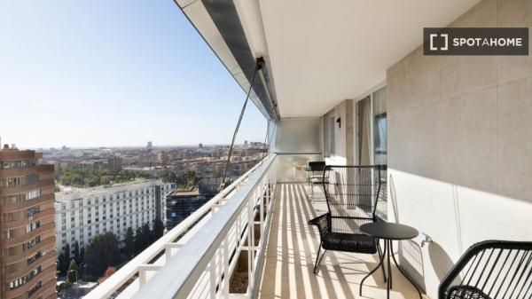 Piso de 2 dormitorios en alquiler en San Pascual, Madrid.