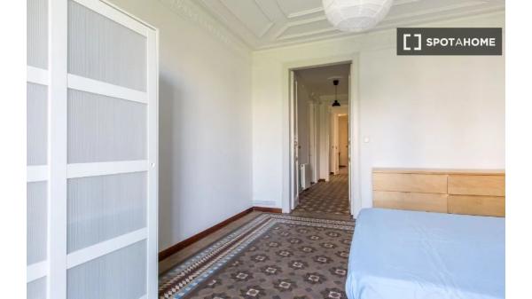 Habitación en piso compartido en barcelona.