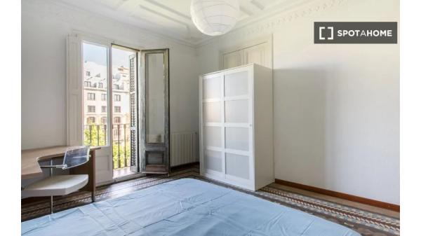 Habitación en piso compartido en barcelona.