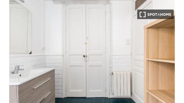 Habitación en piso compartido en barcelona.