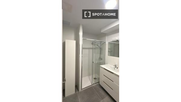 Habitación en piso compartido de 7 habitaciones en alquiler, Triana