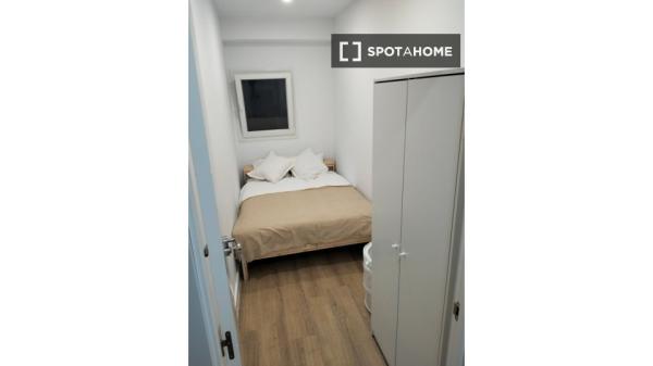 Habitación en piso compartido de 7 habitaciones en alquiler, Triana