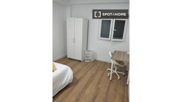 Habitación en piso compartido de 7 habitaciones en alquiler, Triana