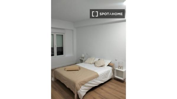 Habitación en piso compartido de 7 habitaciones en alquiler, Triana