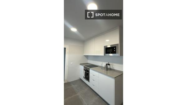 Habitación en piso compartido de 7 habitaciones en alquiler, Triana