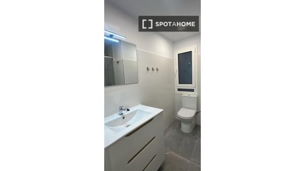 Habitación en piso compartido de 7 habitaciones en alquiler, Triana