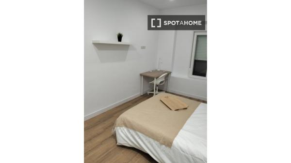 Habitación en piso compartido de 7 habitaciones en alquiler, Triana